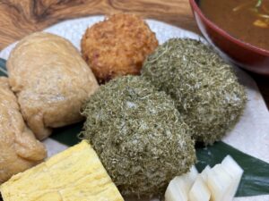 ぎふ駅前とろりのお昼ごはんセット（とろろ昆布おにぎり・いなり寿司・だし巻き玉子・揚げ物・汁物）