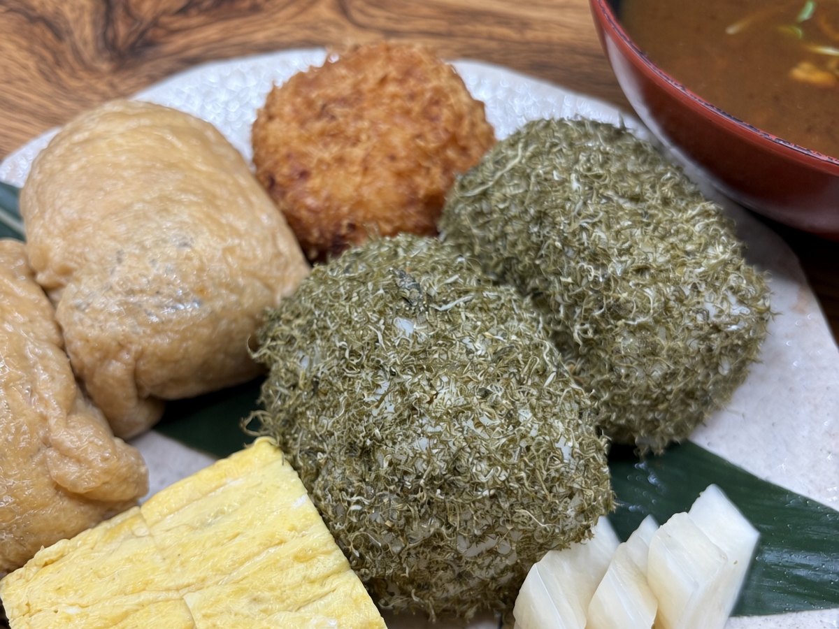 ぎふ駅前とろりのお昼ごはんセット（とろろ昆布おにぎり・いなり寿司・だし巻き玉子・揚げ物・汁物）